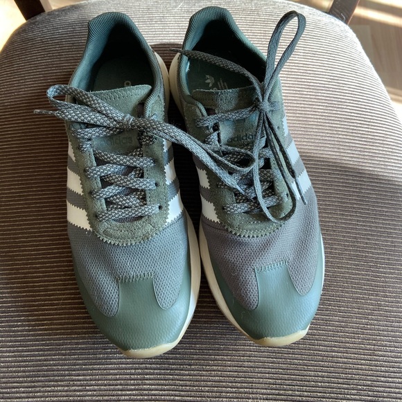 Flashback Sneakers - Picture 1 of 5